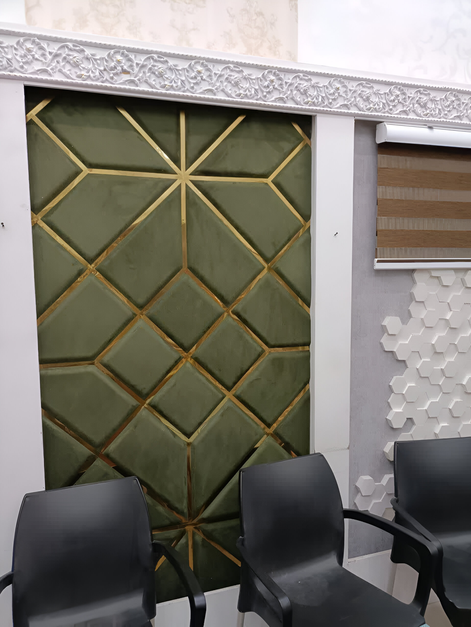 آموزش نصب دیوار پوش پشت چسب دار مخملی بر روی صفحات چوبی