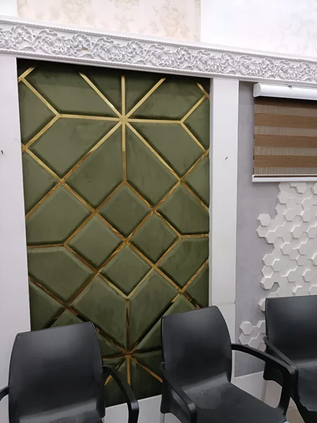 آموزش نصب دیوار پوش پشت چسب دار مخملی بر روی صفحات چوبی